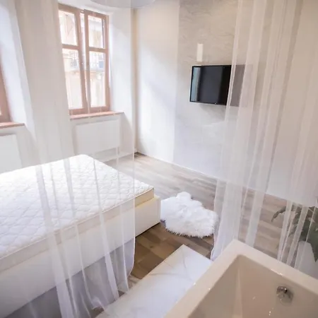 з кондиціонером на вулиці староєврейська 15 з ванною посеред спальні Apartment *