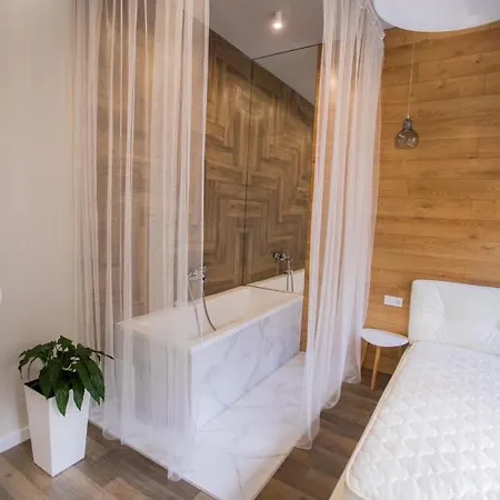 아파트 з кондиціонером на вулиці староєврейська 15 з ванною посеред спальні *