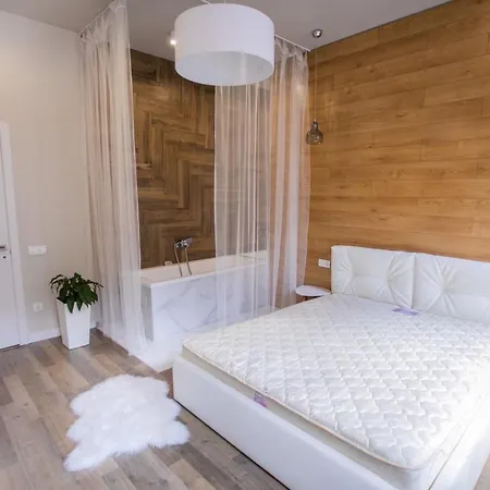 з кондиціонером на вулиці староєврейська 15 * Львів